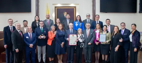 El Poli fue condecorado con la Orden de la Democracia Simón Bolívar por su contribución educativa y social