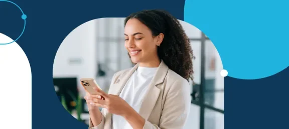​Especialista en comunicación digital revisa su teléfono para mirar el comportamiento de las redes de la empresa​