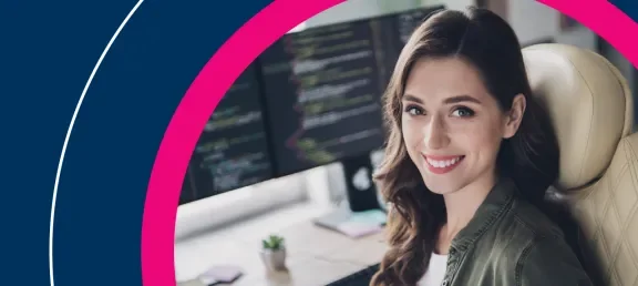 ​Profesional de tecnología mujer diseñando la arquitectura de un sistema de software en una pantalla con diagramas de flujo y componentes​