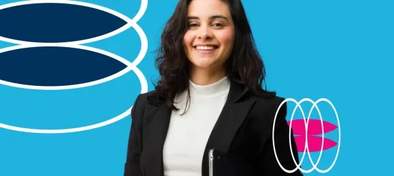 ​Profesional mujer estudiante de programa de posgrado sonríe de forma satisfecha por haber completado sus estudios​