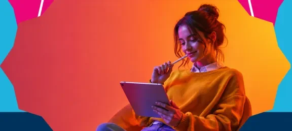 Estudiante de comunicación digital revisando en su tablet herramientas para gestionar redes sociales.​