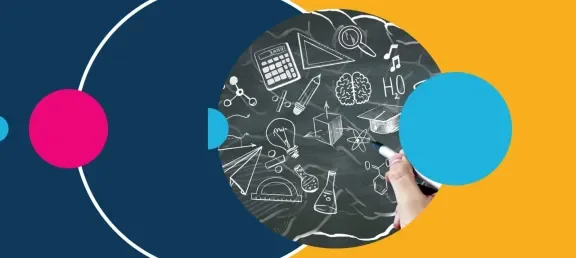 ​Profesional llevando registros de una evaluación neuropsicológica en edad escolar​