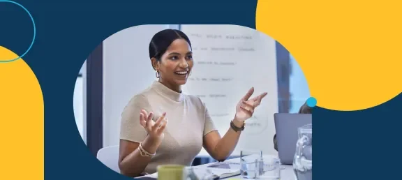 Profesional analiza y presenta estrategias de comunicación en una reunión de trabajo.​