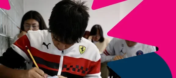 Estudiante universitario colombiano preparándose para el examen Saber Pro
