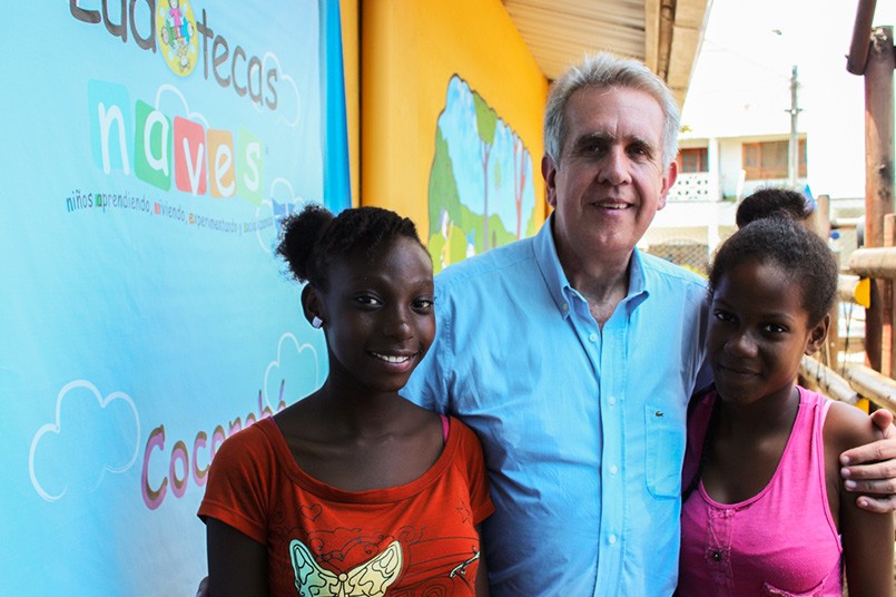 El presidente del Poli, Fernando Dávila, visita una de las iniciativas de responsabilidad Social de la Institución: la Ludoteca Naves Cocorobé en el Chocó.