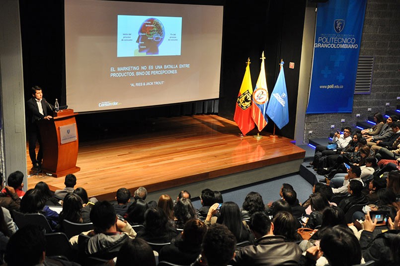 Estudiantes y profesionales del Poli - seminario “Nuevas tendencias del consumo en Colombia”